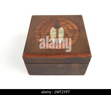 Antike 1900er Jahre Intarsienwaren Art Nouveau Messing und Holzkiste, wahrscheinlich von Erhard & Sohne. Stockfoto