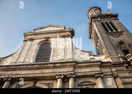 Die Fassade und der Glockenturm der barocken St. aus dem 18. Jahrhundert Andre Kirche in der nordfranzösischen Stadt Lille Stockfoto