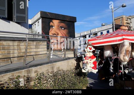 Ein riesiges Wandbild des Straßenkünstlers Jorit Agoch, das Angela Davis im Stadtteil Scampia in Neapel darstellt. Stockfoto