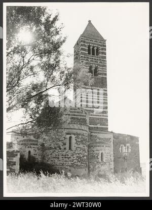 Sardinien Sassari Sassari (Environs) SS. Trinita di Saccargia (Camaldolite). Hutzel, Max 1960-1990 Außenansichten einer romanischen Kirche (12. Jahrhundert) umfassen: Eine gestreifte Fassade (dunkler Basalt und weißer Kalkstein), einen Turm mit pisanischem und lucchesischem Einfluss und verzierte/groteske Kapitelle. Antiquitäten: Zwei Säulen und Kapitelle des Portikus. Objektnotizen: Hutzel Fotokampagne Datum: 16. April 1983 der in Deutschland geborene Fotograf und Gelehrte Max Hutzel (1911–1988) fotografierte in Italien von den frühen 1960er Jahren bis zu seinem Tod. Das Ergebnis dieses Projekts, von Hutzel als Foto Arte Minore bezeichnet, ist Thorou Stockfoto