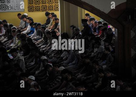 Bandung, West-Java, Indonesien. März 2024. Muslime halten das erste Freitagsgebet während des heiligen Monats Ramadan in der Pusdai-Moschee. Indonesische Muslime begannen am 12. März den heiligen Monat Ramadan 1445 Hidschriah zu verehren. (Kreditbild: © Dimas Rachmatsyah/Pacific Press via ZUMA Press Wire) NUR REDAKTIONELLE VERWENDUNG! Nicht für kommerzielle ZWECKE! Stockfoto