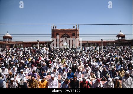 Neu-Delhi, Indien. März 2024. Muslimische Gläubige geben das erste Freitagsgebet des Heiligen Monats Ramadan in Jamia Masjid in der Altstadt von Neu-Delhi, Indien. (Kreditbild: © Deep Nair/ZUMA Press Wire) NUR REDAKTIONELLE VERWENDUNG! Nicht für kommerzielle ZWECKE! Stockfoto