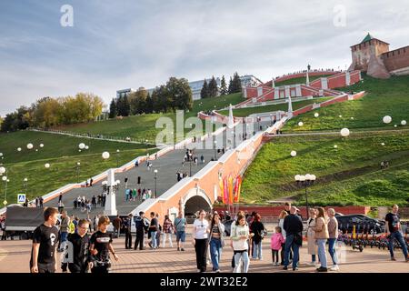 Nischni Nowgorod, Russland - 30. September 2023: Viele Menschen laufen am Wochenende auf dem Wolschskaja-Damm und der Tschkalow-Treppe Stockfoto