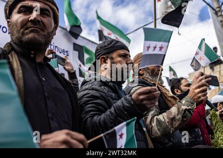 Idlib, Syrien. März 2024. Syrer nehmen am 13. Jahrestag der syrischen Revolution an einer Demonstration gegen das syrische Regime Teil. Anas Alkharboutli/dpa/Alamy Live News Stockfoto