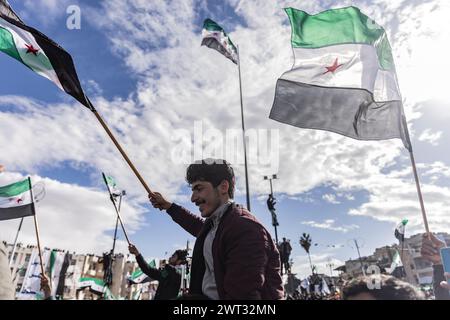 Idlib, Syrien. März 2024. Syrer nehmen am 13. Jahrestag der syrischen Revolution an einer Demonstration gegen das syrische Regime Teil. Anas Alkharboutli/dpa/Alamy Live News Stockfoto