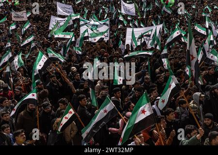 Idlib, Syrien. März 2024. Syrer nehmen am 13. Jahrestag der syrischen Revolution an einer Demonstration gegen das syrische Regime Teil. Anas Alkharboutli/dpa/Alamy Live News Stockfoto