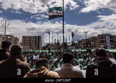 Idlib, Syrien. März 2024. Syrer nehmen am 13. Jahrestag der syrischen Revolution an einer Demonstration gegen das syrische Regime Teil. Anas Alkharboutli/dpa/Alamy Live News Stockfoto