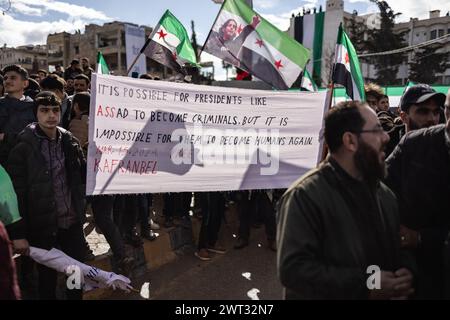 Idlib, Syrien. März 2024. Syrer nehmen am 13. Jahrestag der syrischen Revolution an einer Demonstration gegen das syrische Regime Teil. Anas Alkharboutli/dpa/Alamy Live News Stockfoto