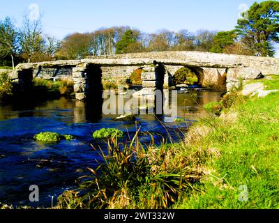 Die Clapper Bridge aus dem 13. Jahrhundert und die Straßenbrücke aus den 1780er Jahren über den East Dart River bei Postbridge auf der Strecke zwischen Princetown und Mor Stockfoto