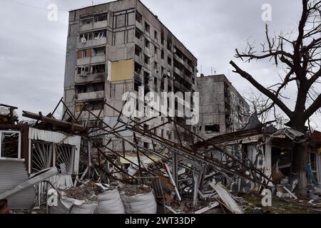 Blick auf das Appartementgebäude, das durch russische Bombenangriffe in Orichschiv stark beschädigt wurde. Orichhiv ist eine kleine Stadt in der Region Zaporischschschi, die als letzte Säule des Widerstands für ukrainische Armeesoldaten im Süden dient, da die russischen Streitkräfte weiter in den befreiten Robotyne vorrücken. Die Einwohner Orichjews leben mit rund 700 Menschen und riskieren ihr Leben, während sie täglich die Bomben- und Artillerieangriffe aushalten, während sie ums Überleben kämpfen. Stockfoto