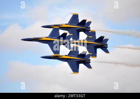 PENSACOLA, Florida -- das Flugvorführungsteam der US Navy, die Blue Angels treten auf der Blue Angels Homecoming Air Show auf Stockfoto