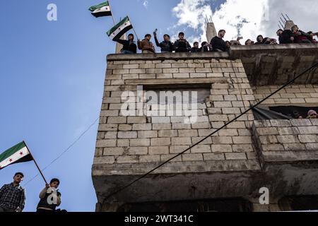 Idlib, Syrien. März 2024. Syrer nehmen am 13. Jahrestag der syrischen Revolution an einer Demonstration gegen das syrische Regime Teil. Anas Alkharboutli/dpa/Alamy Live News Stockfoto