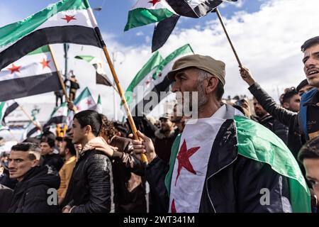 Idlib, Syrien. März 2024. Syrer nehmen am 13. Jahrestag der syrischen Revolution an einer Demonstration gegen das syrische Regime Teil. Anas Alkharboutli/dpa/Alamy Live News Stockfoto