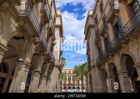 Stadtbild von Barcelona, Spanien. Blick auf die Plaza Reial, den autofreien Platz mit typisch spanischer Atmosphäre. Stockfoto