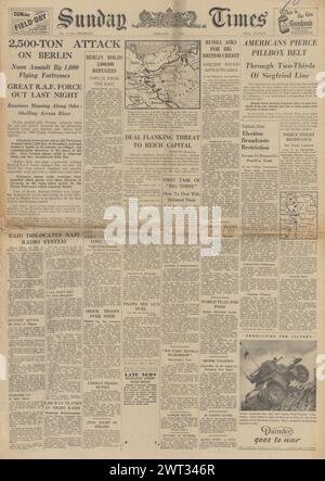 1945 Sunday Times Titelseite von Flüchtlingen in Berlin, alliierten Bombenangriffen auf Berlin, Alliierten auf der Siegfried-Linie, Vormarsch der Roten Armee in Deutschland und Jalta-Konferenz Stockfoto