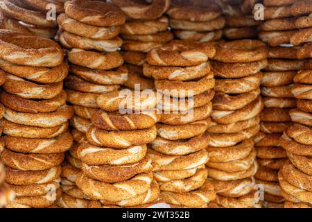 Viele türkische Simit (Bagels) im Hintergrund. Stockfoto