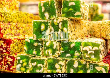 Östliche Süßigkeiten. Verschiedene traditionelle türkische Köstlichkeiten (Rahat lokum). Stockfoto