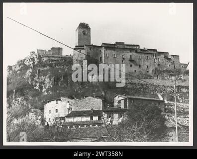 Umbria Terni Ferentillo S. Maria. Hutzel, Max 1960-1990 Allgemeine Ansichten der Stadt und Kirche im Basilika-Stil mit ihrem hohen, spitzen campanile. Die Kirche hat eine schlichte Fassade. Das Innere hat leicht spitz zulaufende Bögen und eine Holzdecke. Es gibt nur wenige Gemälde. Ein großes Fresko zeigt eine Reihe weiblicher Märtyrer. Die Gemälde scheinen vom Spätmittelalter bis zur Renaissance entstanden zu sein. Objektnotizen: Keine Hutzel Fotokampagne Notizen. Negative Punkte fehlen. Der in Deutschland geborene Fotograf und Gelehrte Max Hutzel (1911–1988) fotografierte in Italien von den frühen 1960er Jahren bis zu seinem Tod. Das Ergebnis dieses Projekts, Referr Stockfoto