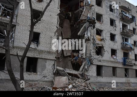 Orichhiv, Ukraine. März 2024. Blick auf das Appartementgebäude, das durch russische Bombenangriffe in Orichschiv stark beschädigt wurde. Orichhiv ist eine kleine Stadt in der Region Zaporischschschi, die als letzte Säule des Widerstands für ukrainische Armeesoldaten im Süden dient, da die russischen Streitkräfte weiter in den befreiten Robotyne vorrücken. Die Einwohner Orichjews leben mit rund 700 Menschen und riskieren ihr Leben, während sie täglich die Bomben- und Artillerieangriffe aushalten, während sie ums Überleben kämpfen. (Credit Image: © Andriy Andriyenko/SOPA Images via ZUMA Press Wire) NUR REDAKTIONELLE VERWENDUNG! Nicht für kommerzielle ZWECKE! Stockfoto