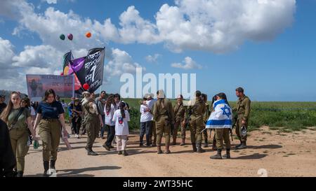 Israelis auf einem marsch nahe Nahal Oz entlang der Grenze zum Gazastreifen am 15. März 2024 zu Ehren der israelischen Soldaten, die von Hamas-Terroristen während ihrer Infiltration und des Amoklaufs am 7. Oktober 2023 getötet wurden. Etwa 66 israelische Soldaten verloren ihr Leben, als die Hamas den Grenzzaun durchbrach und in eine Armeebasis entlang der Grenze bei Nahal Oz stürmte, darunter 15 Überwachungslöte, die sich in einem Kommandozentrum befanden, das von der Hamas gestürmt wurde, wo 15 Soldaten getötet wurden. Die Mehrheit der Soldaten, die in dieser Einheit dienten, waren weibliche Soldaten. Mehrere tausend Familienmitglieder und Freunde der Soldaten Ki Stockfoto