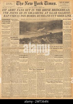 1945 die Titelseite der New York Times berichtet über Bomben der New RAF, US-Truppen auf dem Rhein, US-Truppen hissen Flagge auf Iwo Jima und die Rote Armee Schnitt die oder-Linie Stockfoto