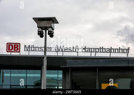 Polizei Münster setzt sich auf mobile Videobeobachtung im Bereich Hauptbahnhof - zwei Kamerasysteme im Einsatz. Ziel ist Straftaten verhindern, aufklären und das Sicherheitsgefühl der Bürger stärken. Videoüberwachung wurde von der Polizeipräsidentin für ein Jahr angeordnet. Münster, Nordrhein-Westfalen, DEU, Deutschland, 15.03.2024 *** Polizei Münster setzt auf mobile Videoüberwachung im Bahnhofsbereich zwei Kamerasysteme im Einsatz Ziel ist es, Verbrechen zu verhindern und aufzuklären und das Sicherheitsgefühl der Bürger zu erhöhen Videoüberwachung wurde vom Polizeichef für ein Jahr angeordnet Münster, Nordrhein- Stockfoto