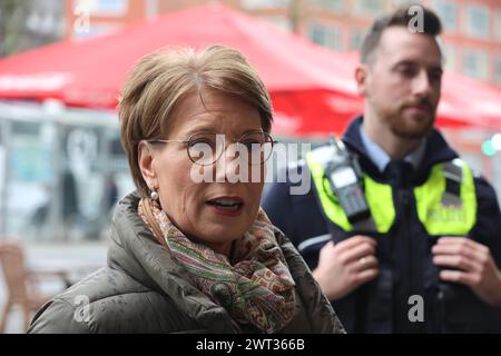 Pressetermin mit Alexandra Dorndorf, Polizeipräsidentin Münster. Polizei Münster setzt sich auf mobile Videobeobachtung im Bereich Hauptbahnhof - zwei Kamerasysteme im Einsatz. Ziel ist Straftaten verhindern, aufklären und das Sicherheitsgefühl der Bürger stärken. Videoüberwachung wurde von der Polizeipräsidentin für ein Jahr angeordnet. Münster, Nordrhein-Westfalen, DEU, Deutschland, 15.03.2024 *** Presseveranstaltung mit Alexandra Dorndorf, Polizeichef Münster Polizei setzt auf mobile Videoüberwachung im Bahnhofsbereich zwei Kamerasysteme im Einsatz Ziel ist die Verhütung und Aufklärung von Straftaten Stockfoto