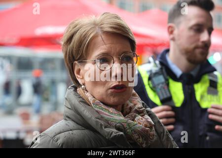 Pressetermin mit Alexandra Dorndorf, Polizeipräsidentin Münster. Polizei Münster setzt sich auf mobile Videobeobachtung im Bereich Hauptbahnhof - zwei Kamerasysteme im Einsatz. Ziel ist Straftaten verhindern, aufklären und das Sicherheitsgefühl der Bürger stärken. Videoüberwachung wurde von der Polizeipräsidentin für ein Jahr angeordnet. Münster, Nordrhein-Westfalen, DEU, Deutschland, 15.03.2024 *** Presseveranstaltung mit Alexandra Dorndorf, Polizeichef Münster Polizei setzt auf mobile Videoüberwachung im Bahnhofsbereich zwei Kamerasysteme im Einsatz Ziel ist die Verhütung und Aufklärung von Straftaten Stockfoto