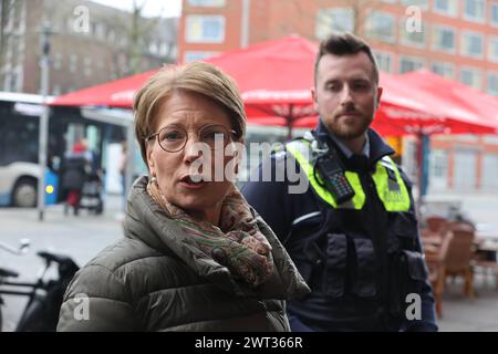 Pressetermin mit Alexandra Dorndorf, Polizeipräsidentin Münster. Polizei Münster setzt sich auf mobile Videobeobachtung im Bereich Hauptbahnhof - zwei Kamerasysteme im Einsatz. Ziel ist Straftaten verhindern, aufklären und das Sicherheitsgefühl der Bürger stärken. Videoüberwachung wurde von der Polizeipräsidentin für ein Jahr angeordnet. Münster, Nordrhein-Westfalen, DEU, Deutschland, 15.03.2024 *** Presseveranstaltung mit Alexandra Dorndorf, Polizeichef Münster Polizei setzt auf mobile Videoüberwachung im Bahnhofsbereich zwei Kamerasysteme im Einsatz Ziel ist die Verhütung und Aufklärung von Straftaten Stockfoto