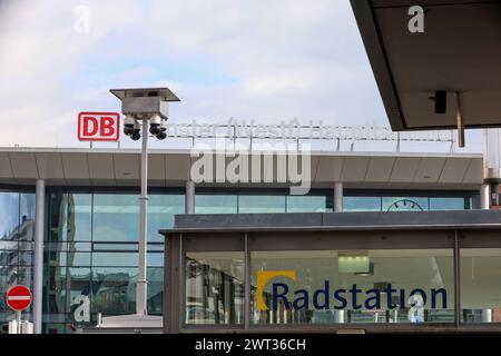 Polizei Münster setzt sich auf mobile Videobeobachtung im Bereich Hauptbahnhof - zwei Kamerasysteme im Einsatz. Ziel ist Straftaten verhindern, aufklären und das Sicherheitsgefühl der Bürger stärken. Videoüberwachung wurde von der Polizeipräsidentin für ein Jahr angeordnet. Münster, Nordrhein-Westfalen, DEU, Deutschland, 15.03.2024 *** Polizei Münster setzt auf mobile Videoüberwachung im Bahnhofsbereich zwei Kamerasysteme im Einsatz Ziel ist es, Verbrechen zu verhindern und aufzuklären und das Sicherheitsgefühl der Bürger zu erhöhen Videoüberwachung wurde vom Polizeichef für ein Jahr angeordnet Münster, Nordrhein- Stockfoto