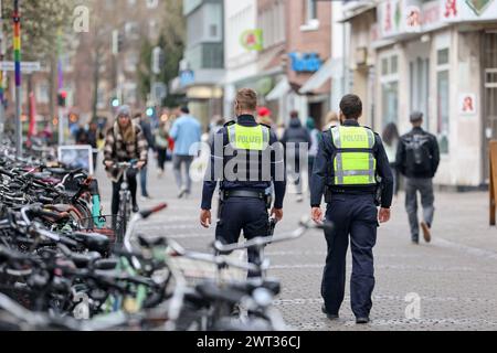 Polizeibeamte beim Streifengang im Bahnhofsviertel. Polizei Münster setzt sich auf mobile Videobeobachtung im Bereich Hauptbahnhof - zwei Kamerasysteme im Einsatz. Ziel ist Straftaten verhindern, aufklären und das Sicherheitsgefühl der Bürger stärken. Videoüberwachung wurde von der Polizeipräsidentin für ein Jahr angeordnet. Münster, Nordrhein-Westfalen, DEU, Deutschland, 15.03.2024 *** Polizeibeamte auf Patrouille im Bahnhofsbezirk Münster Polizei setzt auf mobile Videoüberwachung im Bahnhofsbereich zwei Kamerasysteme im Einsatz Ziel ist es, Verbrechen zu verhindern und aufzuklären und die Bürger zu erhöhen Stockfoto