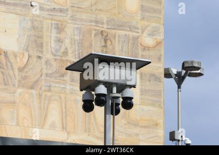 Polizei Münster setzt sich auf mobile Videobeobachtung im Bereich Hauptbahnhof - zwei Kamerasysteme im Einsatz. Ziel ist Straftaten verhindern, aufklären und das Sicherheitsgefühl der Bürger stärken. Videoüberwachung wurde von der Polizeipräsidentin für ein Jahr angeordnet. Münster, Nordrhein-Westfalen, DEU, Deutschland, 15.03.2024 *** Polizei Münster setzt auf mobile Videoüberwachung im Bahnhofsbereich zwei Kamerasysteme im Einsatz Ziel ist es, Verbrechen zu verhindern und aufzuklären und das Sicherheitsgefühl der Bürger zu erhöhen Videoüberwachung wurde vom Polizeichef für ein Jahr angeordnet Münster, Nordrhein- Stockfoto