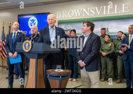 Brownsville, Vereinigte Staaten von Amerika. 29. Februar 2024. US-Präsident Joe Biden äußert sich zu der dringenden Notwendigkeit, das parteiübergreifende Grenzschutzabkommen des Senats zu verabschieden, um den Fluß von Migrationsschwellen auf der Brownsville Border Patrol Station am 29. Februar 2024 in Brownsville, Texas, einzudämmen. Von links nach rechts: Bürgermeister John Cowen von Brownsville, Sekretär für Heimatschutz Alejandro Mayorkas, Präsident Joe Biden und Reputation Vicente Gonzalez, D-Texas. Quelle: Adam Schultz/White House Photo/Alamy Live News Stockfoto