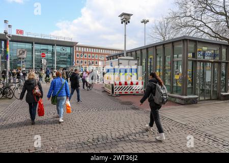 Polizei Münster setzt sich auf mobile Videobeobachtung im Bereich Hauptbahnhof - zwei Kamerasysteme im Einsatz. Ziel ist Straftaten verhindern, aufklären und das Sicherheitsgefühl der Bürger stärken. Videoüberwachung wurde von der Polizeipräsidentin für ein Jahr angeordnet. Münster, Nordrhein-Westfalen, DEU, Deutschland, 15.03.2024 *** Polizei Münster setzt auf mobile Videoüberwachung im Bahnhofsbereich zwei Kamerasysteme im Einsatz Ziel ist es, Verbrechen zu verhindern und aufzuklären und das Sicherheitsgefühl der Bürger zu erhöhen Videoüberwachung wurde vom Polizeichef für ein Jahr angeordnet Münster, Nordrhein- Stockfoto