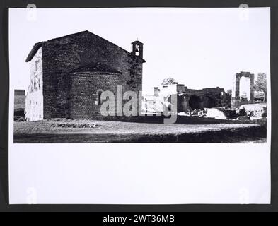 Umbria Terni Carsulae Überreste der antiken Stadt. Hutzel, Max 1960-1990 Antiquities: Architecture, Architectural Fragments Objektnotizen: Römische Gemeinde des VI. Augustäerkreises dem Stamm Crustumina zugeschrieben; sie war zentraler Knotenpunkt der Via Flaminia im vertrag von Narnia an Vicus und Martis (S. Maria in Pantano). Der erste bewohnbare Kern entstand nach der Eröffnung der Konsularstraße und wurde vergrößert und gewann während des Reiches an Bedeutung, wie in den Denkmälern angegeben. Ihre Platzierung zeigt einen organischen und einheitlichen Stadtplan. Der in Deutschland geborene Fotograf und Gelehrte Max Hutze Stockfoto