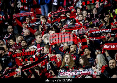 LEVERKUSEN - Leverkusen Fans mit Schal beim Achtelfinale der UEFA Europa League zwischen Bayer 04 Leverkusen und FK Qarabag am 14. März 2024 in der de Bay Arena in Leverkusen. ANP | Hollandse Hoogte | Bart Stoutjesdijk Stockfoto