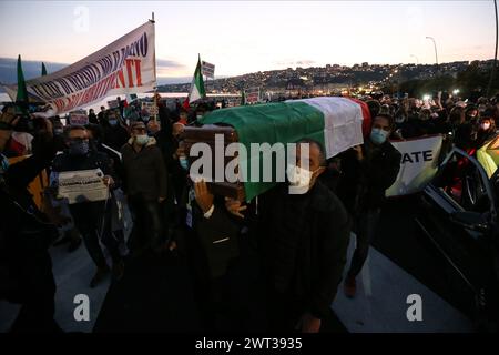 Menschen mit Spruchbändern und Sarg während der Protestbeerdigung der Kampanienwirtschaft gegen die teilweisen Lockdown-Maßnahmen der italienischen und regionalen Behörden Stockfoto