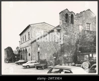 Toskana Grosseto Sovana S. Maria. Hutzel, Max 1960-1990 Außenansichten zeigen, dass diese romanische Kirche aus dem 12. Jahrhundert durch ein Portal auf der Piazza del Pretorio zugänglich ist. Die Innenansicht der mittelalterlichen Kernsammlung umfasst ein Travertinciborium aus dem 8. Bis 9. Jahrhundert, ein Weihwasserbecken, eine Marmorrollenleiste von Christus, die seine Wunden zeigt, und verschiedene Gemälde. In der Sammlung Hutzel sind Fresken aus dem 15. Und 16. Jahrhundert zu sehen: Die Madonna und das Kind, St. Barbara, St. Lucy, St. Sebastian, St. Roch, St. Mamiliano, Christus, St. Anthony und St. Lorenzo. Antiquitäten: Eine römische Spalte Objekt nicht Stockfoto