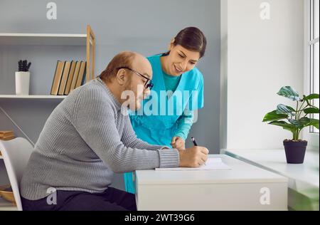 Lächelnde Ärztin, die männlichen Seniorinnen besucht Stockfoto