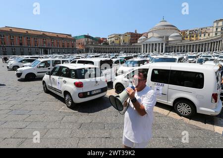 Ein Taxifahrer mit Megaphon auf der Piazza Plebiscito in Neapel, besetzt von über 500 Taxis wegen des Protestes der Taxifahrer gegen die italienische Regierung Stockfoto