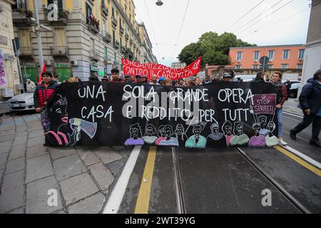 Menschen mit Spruchbändern während der Demonstration in Neapel "Wir erheben uns", um gegen die Inflation, die hohen Energiepreise und die Arbeitslosigkeit zu protestieren. Stockfoto