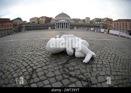 Die Skulptur des Künstlers Jacopo Cardillo, genannt Jago, mit dem Titel Look Down, zeigt einen Fetus mit einer Kette, installiert in der Mitte der Piazza PLE Stockfoto