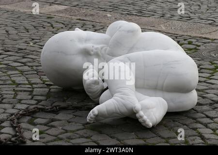 Die Skulptur des Künstlers Jacopo Cardillo, genannt Jago, mit dem Titel Look Down, zeigt einen Fetus mit einer Kette, installiert in der Mitte der Piazza PLE Stockfoto