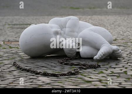 Die Skulptur des Künstlers Jacopo Cardillo, genannt Jago, mit dem Titel Look Down, zeigt einen Fetus mit einer Kette, installiert in der Mitte der Piazza PLE Stockfoto