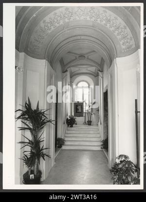 Latium Roma Subiaco Rocca Abbaziale2. Hutzel, Max 1960-1990 aus nächster Nähe: Außenansicht der Burg, Portale, päpstliche Wappen. Innenblick auf Eingangshalle, Kapelle, Appartamento dei Colonna, Appartamento di Pio VI und Camara di Pio VI, mit vielen Detailblicken auf Decken- und Wandfresken. Allgemeine Anmerkungen: Ansichten 1-7 extrahiert und separat unter Allgemeine Ansichten abgelegt. Der in Deutschland geborene Fotograf und Gelehrte Max Hutzel (1911–1988) fotografierte in Italien von den frühen 1960er Jahren bis zu seinem Tod. Das Ergebnis dieses Projekts, das Hutzel als Foto Arte Minore bezeichnet, ist eine gründliche Dokumentation der Kunstgeschichte Stockfoto