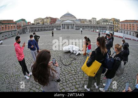 Die Skulptur des Künstlers Jacopo Cardillo, genannt Jago, mit dem Titel Look Down, zeigt einen Fetus mit einer Kette, installiert in der Mitte der Piazza PLE Stockfoto