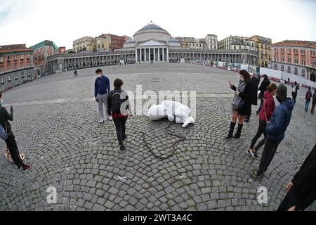 Die Skulptur des Künstlers Jacopo Cardillo, genannt Jago, mit dem Titel Look Down, zeigt einen Fetus mit einer Kette, installiert in der Mitte der Piazza PLE Stockfoto