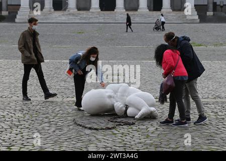 Die Skulptur des Künstlers Jacopo Cardillo, genannt Jago, mit dem Titel Look Down, zeigt einen Fetus mit einer Kette, installiert in der Mitte der Piazza PLE Stockfoto