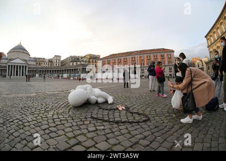 Die Skulptur des Künstlers Jacopo Cardillo, genannt Jago, mit dem Titel Look Down, zeigt einen Fetus mit einer Kette, installiert in der Mitte der Piazza PLE Stockfoto