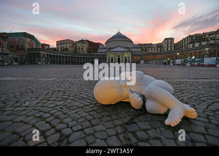 Die Skulptur des Künstlers Jacopo Cardillo, genannt Jago, mit dem Titel Look Down, zeigt einen Fetus mit einer Kette, installiert in der Mitte der Piazza PLE Stockfoto